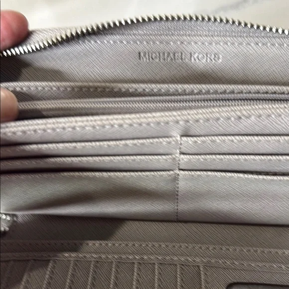 Michael Kors Jet Set Travel Continental Light Grey Logo Wristlet - Picture 10 of 12